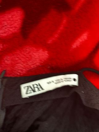 Vestido negro corto con tirantes