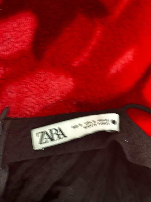 Vestido negro corto con tirantes