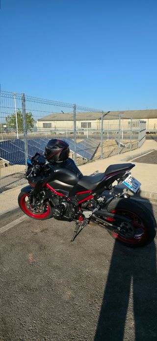 Kawasaki Z900 Negra y Roja