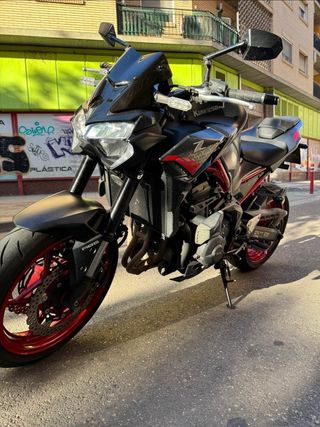 Kawasaki Z900 Negra y Roja