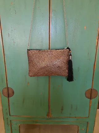 Bolso de fiesta negro y dorado y plateado.