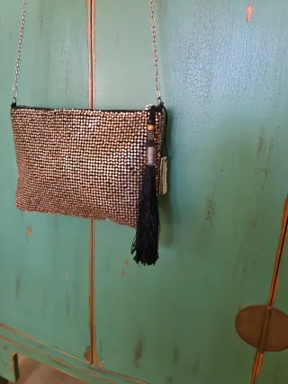 Bolso de fiesta negro y dorado y plateado.