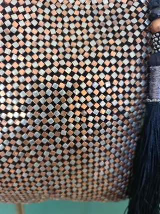 Bolso de fiesta negro y dorado y plateado.