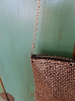 Bolso de fiesta negro y dorado y plateado.