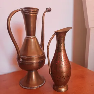 Par de jarras de metal doradas y rojas