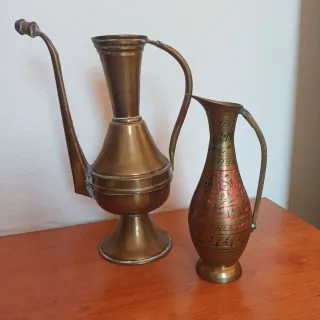 Par de jarras de metal doradas y rojas