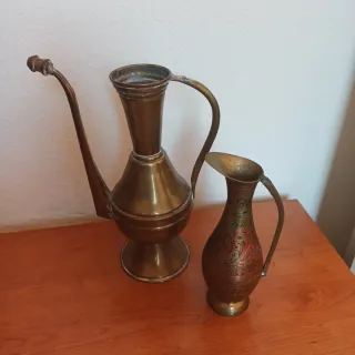 Par de jarras de metal doradas y rojas