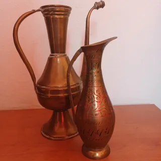 Par de jarras de metal doradas y rojas