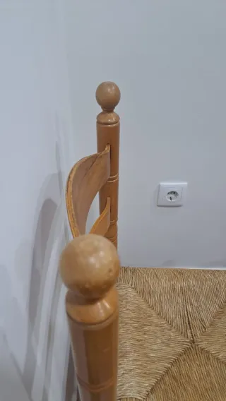 Mesa redonda con 4 sillas de madera