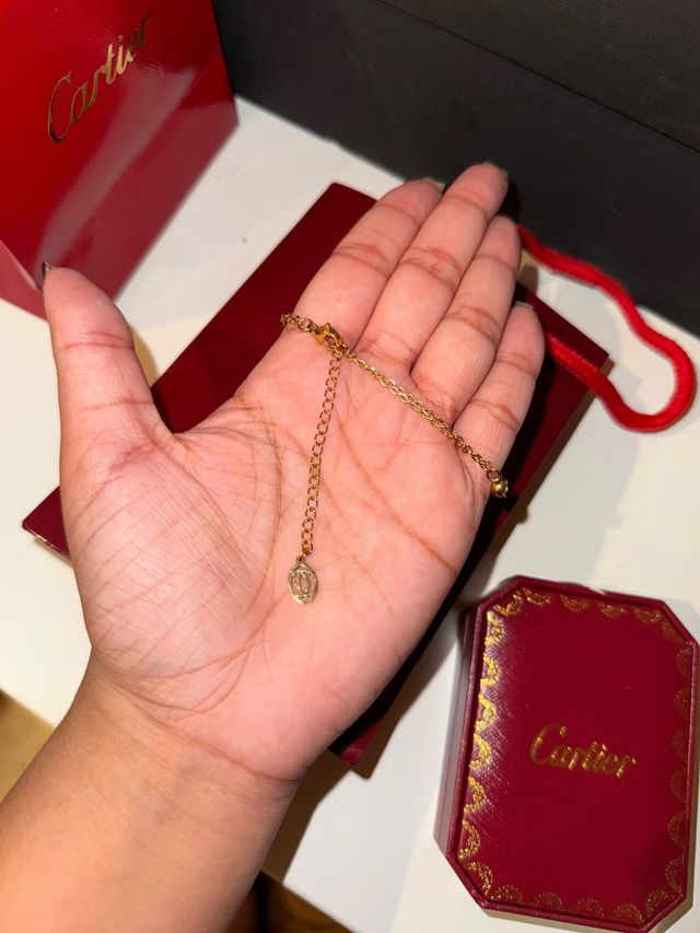 Bracelete dourado com brilhantes