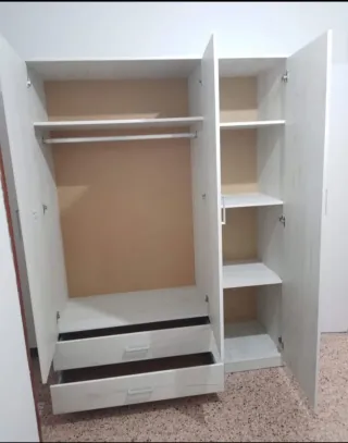 Armario blanco de madera