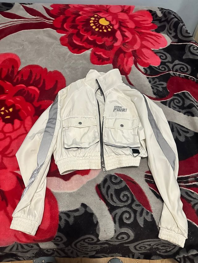 Chaqueta corta plateada y blanca