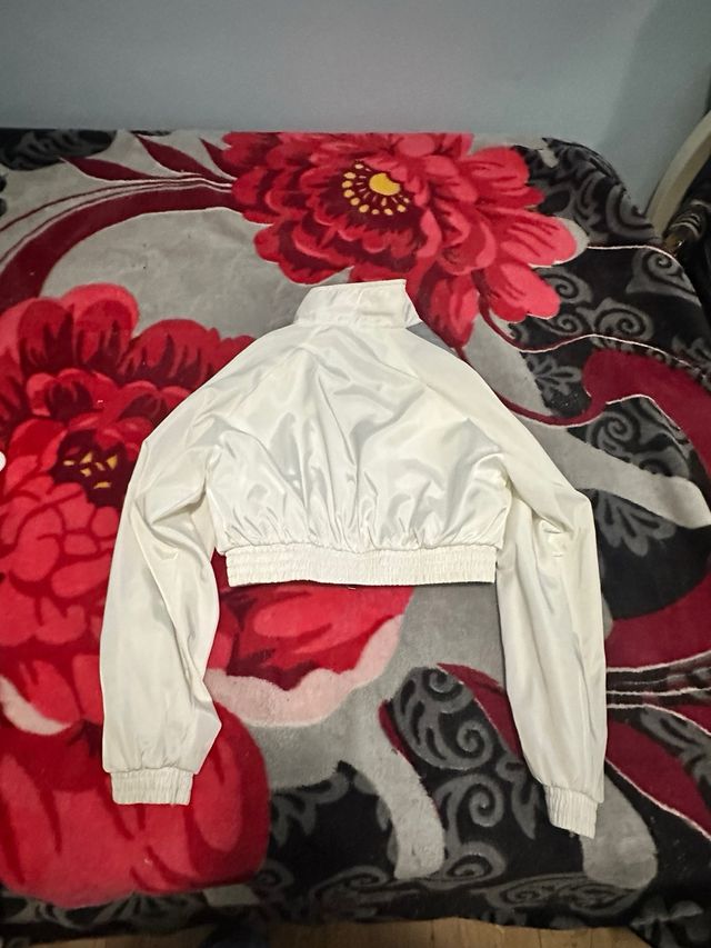 Chaqueta corta plateada y blanca