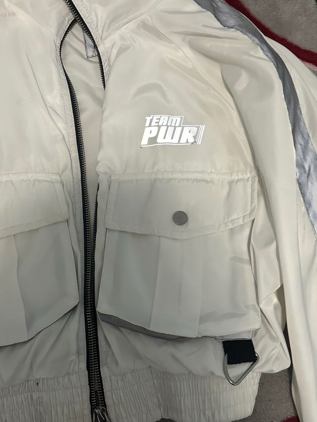 Chaqueta corta plateada y blanca