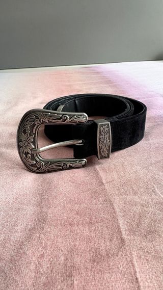 Cinturón negro con hebilla plateada grabada