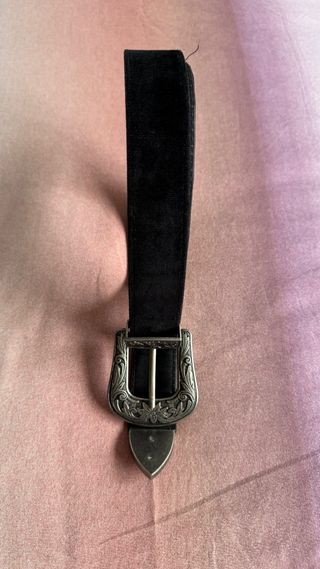 Cinturón negro con hebilla plateada grabada