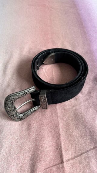Cinturón negro con hebilla plateada grabada