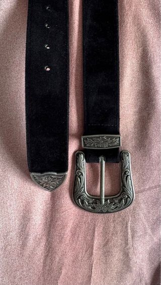 Cinturón negro con hebilla plateada grabada
