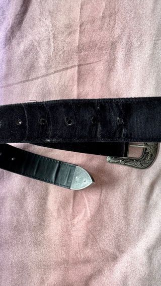 Cinturón negro con hebilla plateada grabada