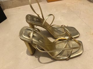 Sandalias Zara doradas tacón bloque