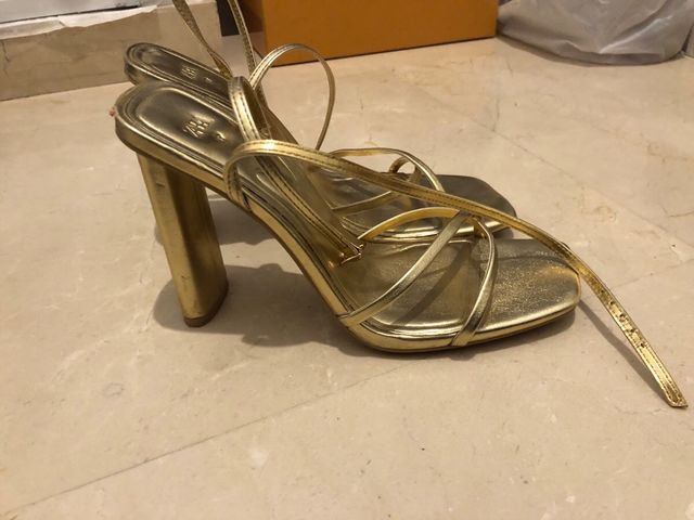 Sandalias Zara doradas tacón bloque