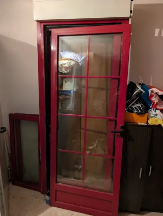 Puerta Balcón/Terraza Roja con Persiana