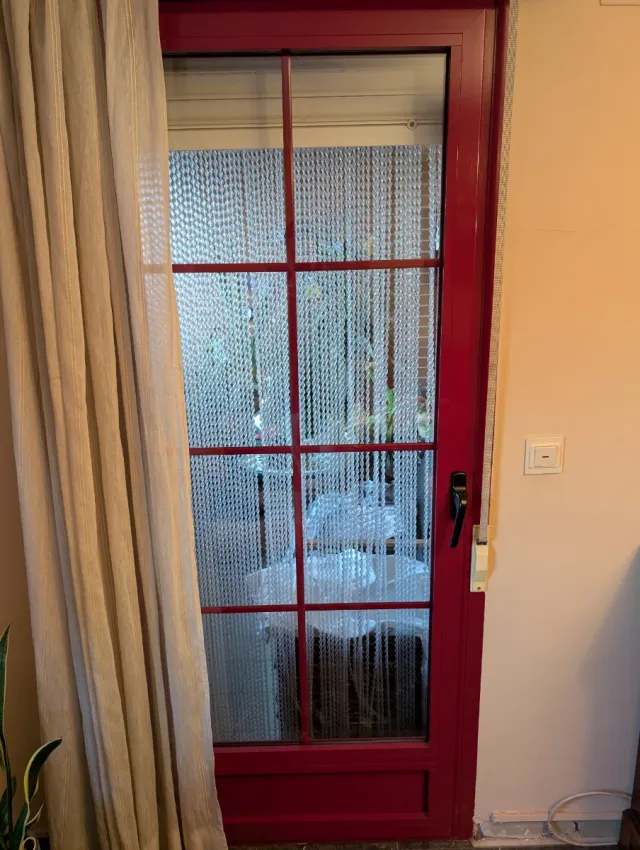 Puerta Balcón/Terraza Roja con Persiana