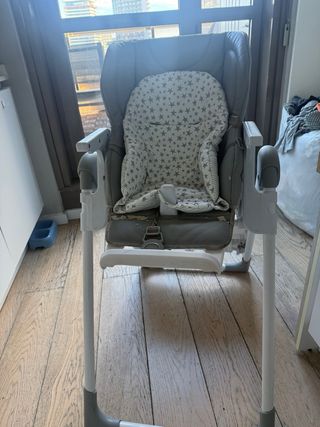 Trona infantil gris y blanco marca JANE