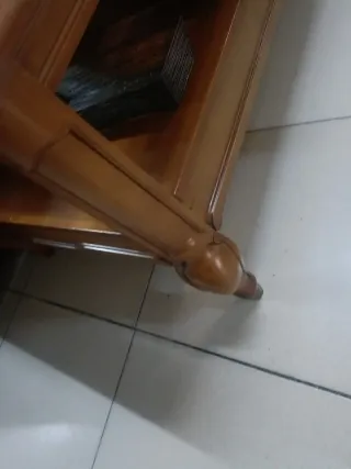 Mesa de madera maciza con tapa de cristal