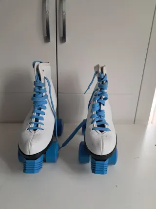Patines de 4 ruedas blancos y azules