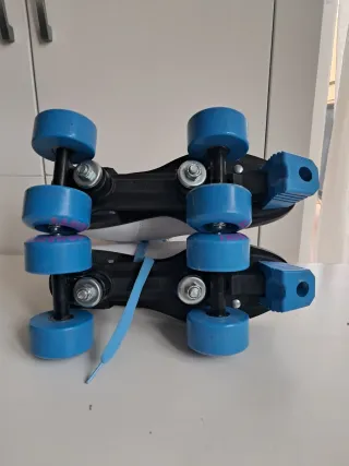 Patines de 4 ruedas blancos y azules