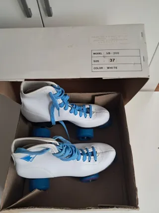 Patines de 4 ruedas blancos y azules