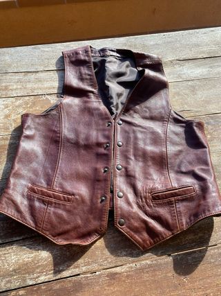 Chaleco de cuero marrón