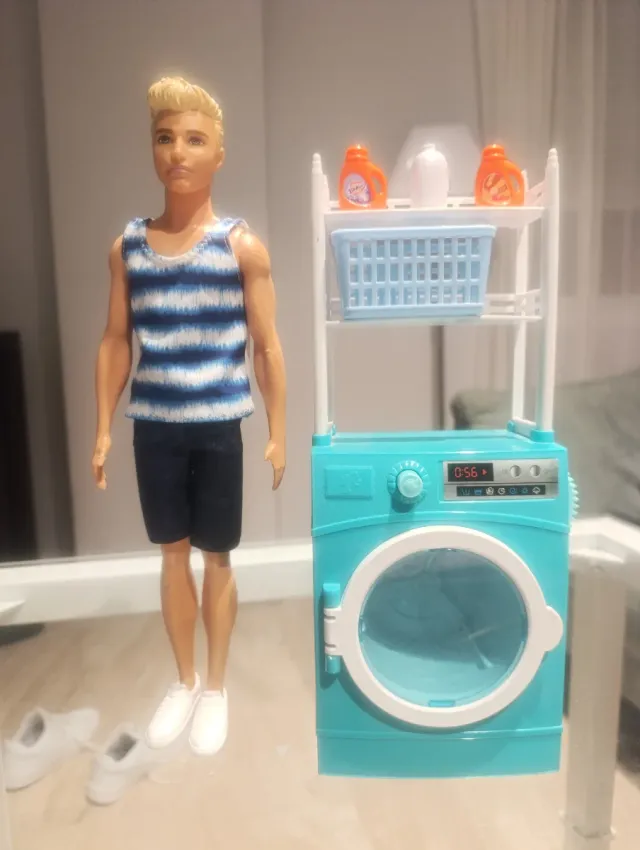 Lavadora y Ken Barbie