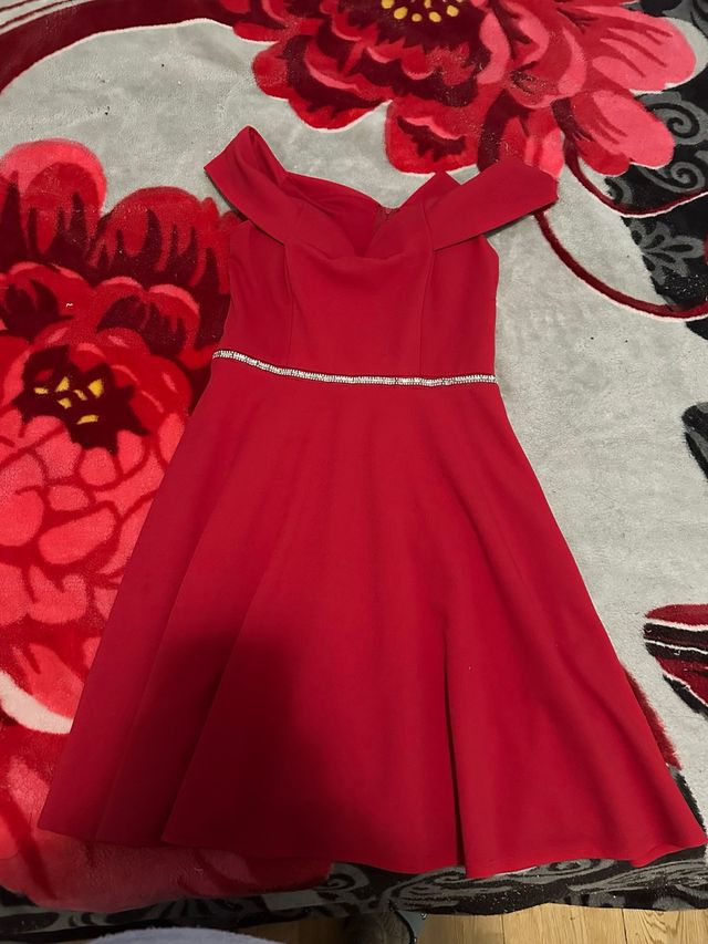 Vestido rojo elegante con cinturón de pedrería