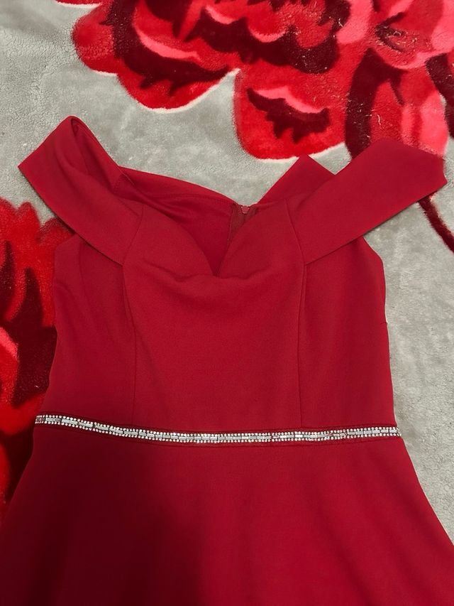 Vestido rojo elegante con cinturón de pedrería