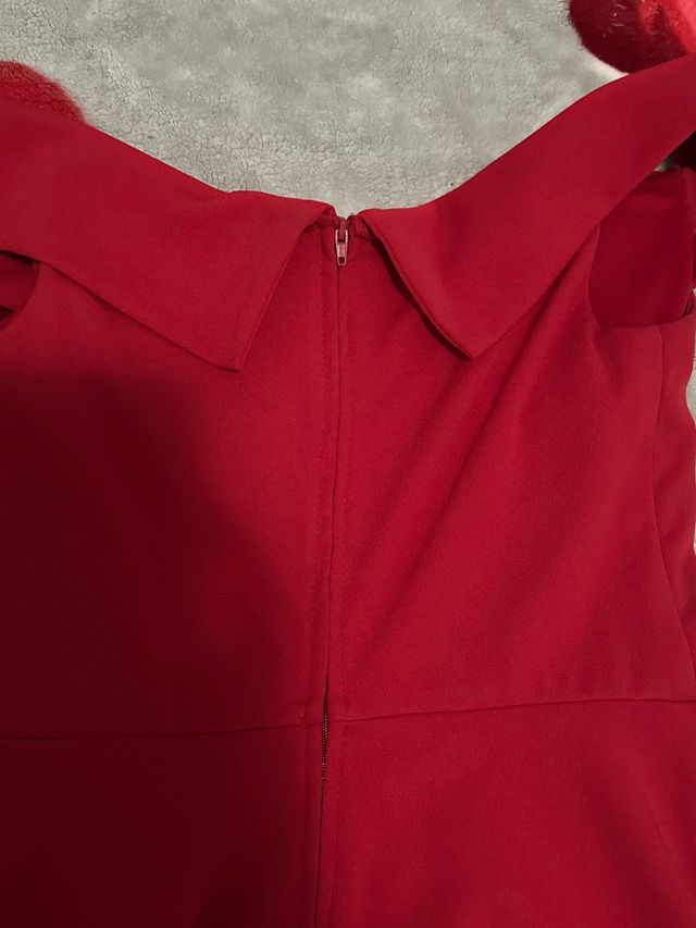 Vestido rojo elegante con cinturón de pedrería