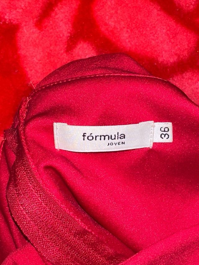 Vestido rojo elegante con cinturón de pedrería