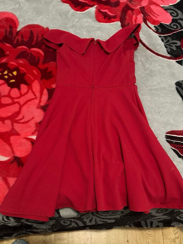 Vestido rojo elegante con cinturón de pedrería