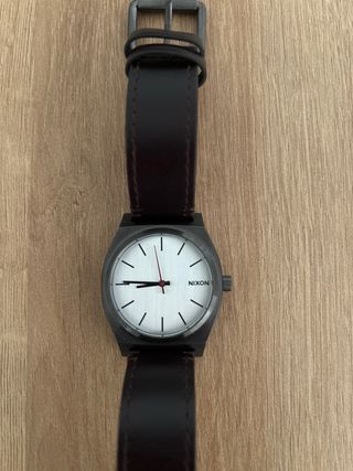 Reloj Nixon Marrón y Gris, conserva la caja.