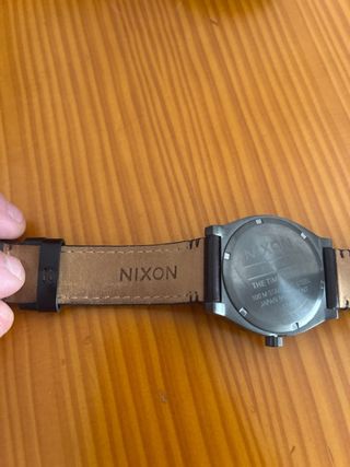 Reloj Nixon Marrón y Gris, conserva la caja.