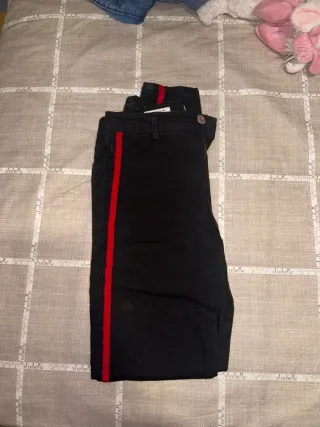 Pantalón Bershka negro con raya roja talla 36