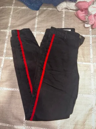 Pantalón Bershka negro con raya roja talla 36
