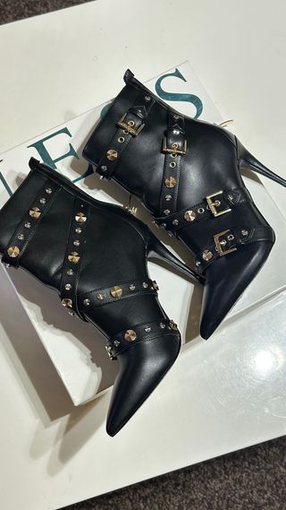 Botines Guess Tacón Aguja Hebillas Doradas