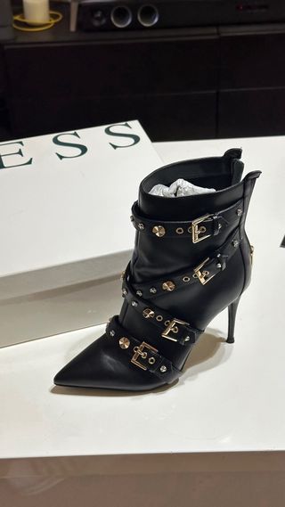 Botines Guess Tacón Aguja Hebillas Doradas