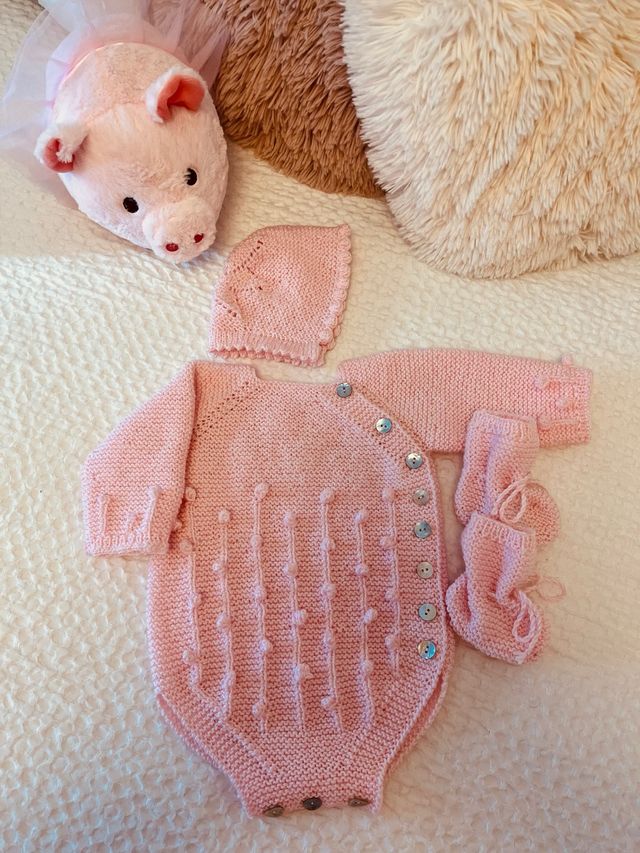 Conjunto bebé rosa tejido a mano