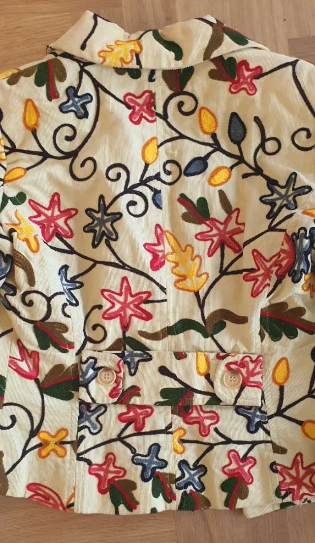 Chaqueta corta bordada flores