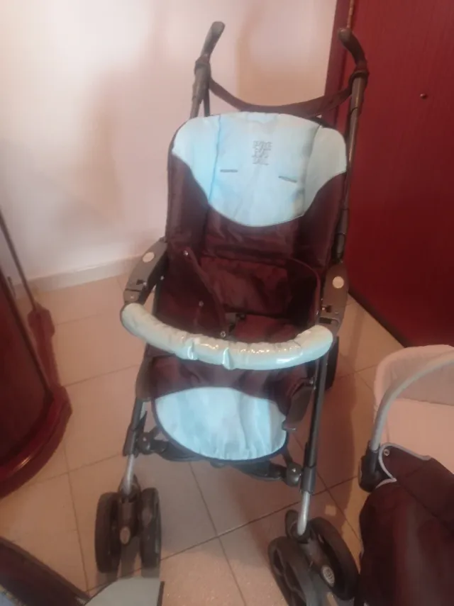 Carrito de bebé marrón y azul