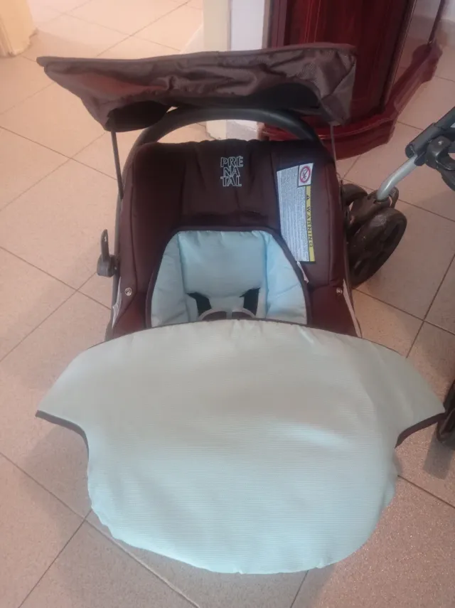 Carrito de bebé marrón y azul