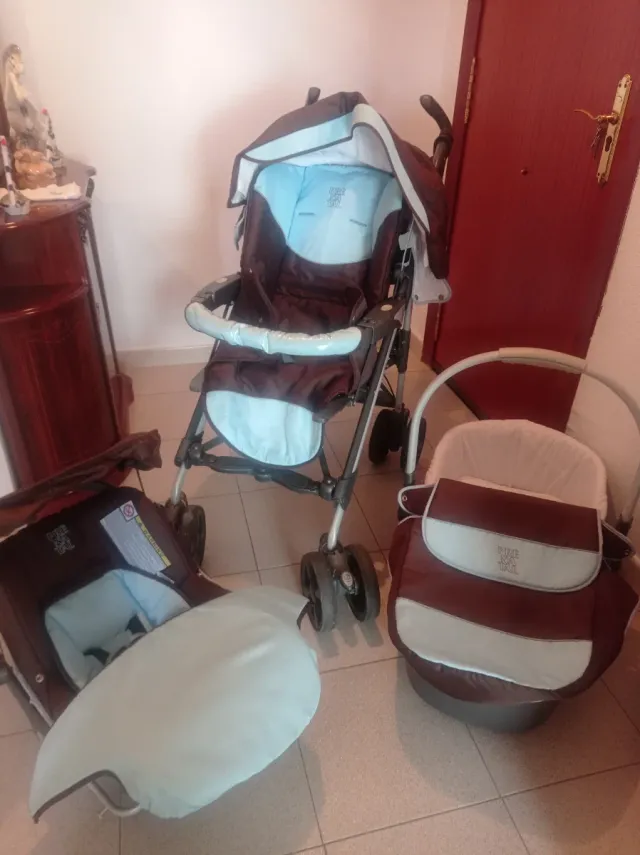 Carrito de bebé marrón y azul
